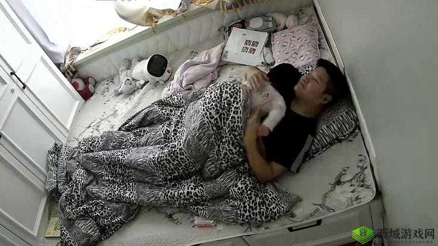 爸爸半夜装睡,配合孩子趴趴